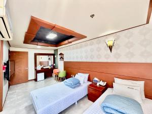 Prada motel客房内的一张或多张床位