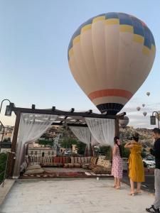 Ein Heißluftballon fliegt über einen Markt in der Unterkunft Alaturca House in Goreme