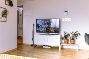TV a/nebo společenská místnost v ubytování Peanut House
