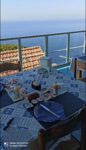 - une table avec de la nourriture au-dessus d'un bateau dans l'établissement La Vela, à Furore