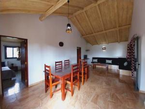 Kato William في Nialon: غرفة معيشة مع طاولة وكراسي خشبية