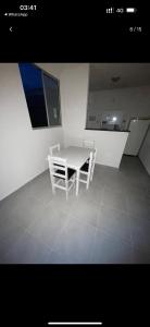a white table and chairs in a room at Apartamento MRV perto da musiva in Várzea Grande