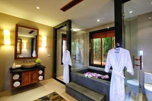 Kylpyhuone majoituspaikassa Seaview Villa at Surin Beach