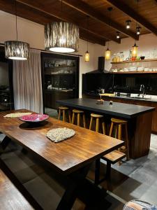 cocina con mesa de madera y encimera en Casa de campo altos de salamanca en Aiguá