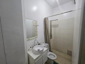 uma casa de banho branca com um WC e um lavatório em Appartement haut standing a la cité attaya em Dakar