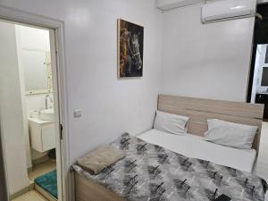 um pequeno quarto com uma cama e uma casa de banho em Appartement haut standing a la cité attaya em Dakar