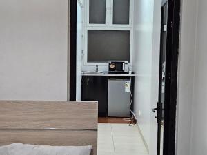 um quarto com um lavatório e um balcão com uma janela em Appartement haut standing a la cité attaya em Dakar