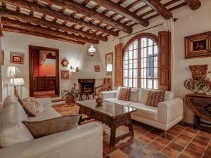 un soggiorno con un divano e un tavolo di Beach Villa Aralinn by Hello Homes Sitges a Sitges Altre 23 foto