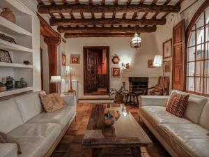 un soggiorno con un divano e un tavolo di Beach Villa Aralinn by Hello Homes Sitges a Sitges