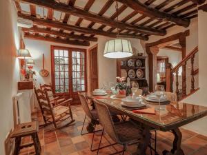 una grande sala da pranzo con tavolo e sedie di Beach Villa Aralinn by Hello Homes Sitges a Sitges