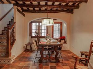 una sala da pranzo con tavolo e sedie di Beach Villa Aralinn by Hello Homes Sitges a Sitges