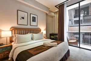 Letto o letti in una camera di 1825 Gallery Hotel