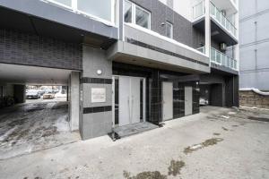an empty parking lot in front of a building at Shizuk +O Stay 2 in Kita-sanjō