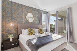 Ένα ή περισσότερα κρεβάτια σε δωμάτιο στο Modern House with Pool, Theater, Game Room, near Disney - 2316 +60 φωτογραφίες