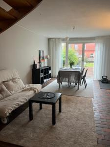 ein Wohnzimmer mit einem Sofa und einem Tisch in der Unterkunft Storahuset Helsingborg in Helsingborg