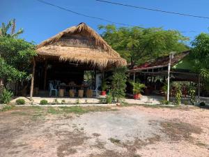 un restaurante con techo de paja en Maloop Cafe Bungalow en Koh Rong Island