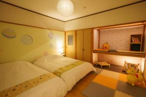 Habitación pequeña con 2 camas y espejo. en １組限定　家族連れ歓迎　松本城徒歩15分　無料駐車場2台有 en Koyanagichō