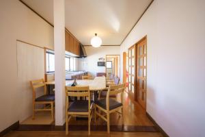 Koyanagichō的住宿－１組限定　家族連れ歓迎　松本城徒歩15分　無料駐車場2台有，厨房以及带桌椅的用餐室。