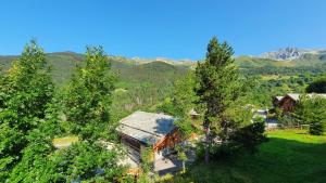 una vista aerea di una casa circondata da alberi di Chalet le Réconfort, accès skis aux pieds a Saint-François-Longchamp