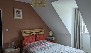um quarto com uma cama e uma cabeceira em madeira em Proche circuit des 24 heures du Mans em Moncé-en-Belin