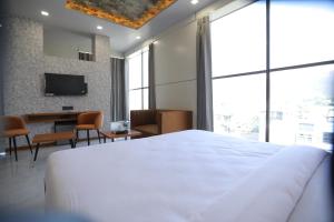 Hotel Pride Of Chittor的电视和/或娱乐中心