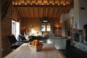 a bowl of fruit on a table in a living room at Chalet le Réconfort, accès skis aux pieds in Saint-François-Longchamp