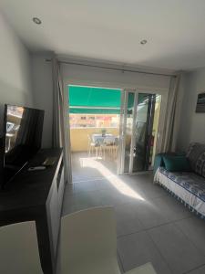 A television and/or entertainment centre at Sunny pool view & Airco apartament Symon Mareverde