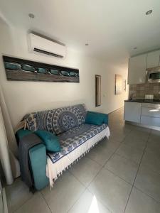 A kitchen or kitchenette at Sunny pool view & Airco apartament Symon Mareverde