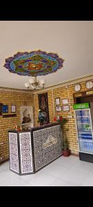 un restaurant avec un comptoir et un plafond dans l'établissement ESHONI PIR Boutique HOTEL, à Boukhara