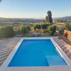 - une piscine avec une table et une vue sur un champ dans l'établissement Beautiful Villa with huge private pool and vineyard view, à Valence