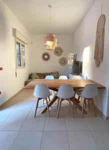 - une salle à manger avec une table et des chaises en bois dans l'établissement Villa Valley, à San Pietro in Bevagna