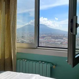 una finestra della camera da letto con vista sulla città di Dreaming Vesuvio Napoli a Napoli