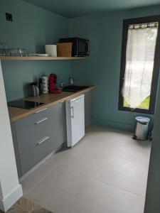 A kitchen or kitchenette at Rez de jardin proche de la mer