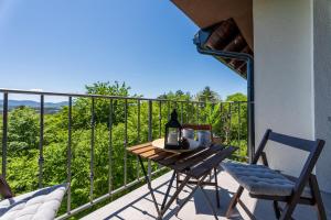 Ein Tisch und Stühle auf einem Balkon mit Aussicht in der Unterkunft Durmitor 64 - Titova vila in Zlatibor