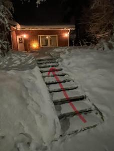 un conjunto de escalones en la nieve frente a una casa en Nice and cozy townhouse, en Rovaniemi