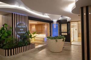 eine Lobby mit Pflanzen und eine Auszeit für sich selbst unterschreiben in der Unterkunft Durmitor 64 - Titova vila in Zlatibor + 23 Fotos