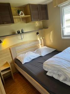 Postel nebo postele na pokoji v ubytování Luxe Stacaravan Albatros - 51