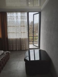 Ένα ή περισσότερα κρεβάτια σε δωμάτιο στο Bagrationi 54