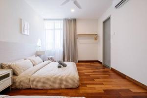 Un dormitorio con una cama con un osito de peluche. en 3StoreyFamilyFriendly LakeVilla@Putrajaya@BathTub en Putrajaya