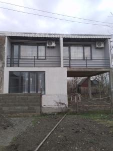 een huis met een balkon aan de zijkant bij Bagrationi 54 in Kobuleti