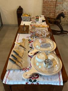 een lange tafel met borden en bestek erop bij Antica Cascina Pilo in Monchiero