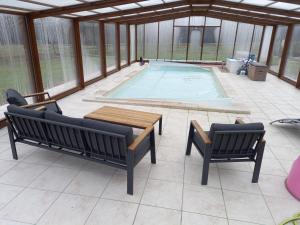 Πισίνα στο ή κοντά στο Chalet au cœur de la nature