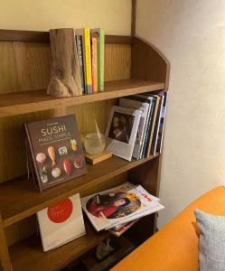 ein Bücherregal mit Büchern und Zeitschriften in der Unterkunft Tokushima - house / Vacation STAY 573 in Tokushima