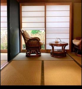 een kamer met een stoel en een tafel voor een raam bij Tokushima - house / Vacation STAY 573 in Tokushima