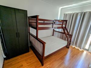 Bunk bed o mga bunk bed sa kuwarto sa Lake Estate Stay