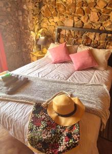 1 dormitorio con 1 cama con sombrero en Hide Away Wedding,Conference & Function Venue, en Bela-Bela