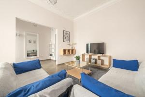 uma sala de estar com dois sofás e uma TV em City Nexus Family 2BD residence Kolonos, Athens em Atenas