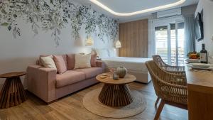 sala de estar con sofá y dormitorio en Loutraki Flamingo Feather en Loutráki