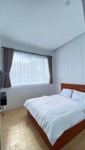 Postel nebo postele na pokoji v ubytování Arjuna Luxury Dieng Syariah