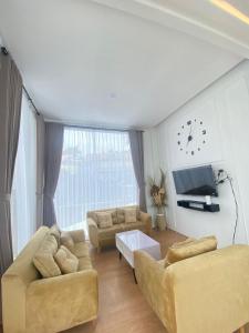TV a/nebo společenská místnost v ubytování Arjuna Luxury Dieng Syariah